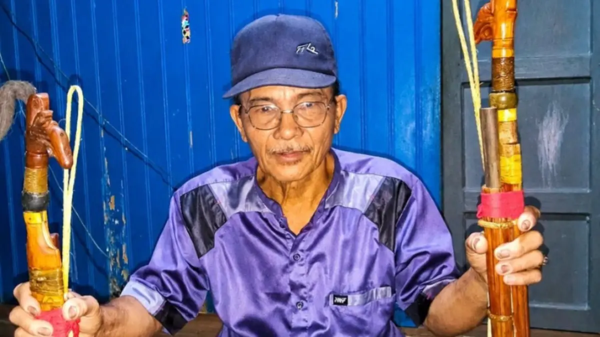 Pak Saini memperlihatkan Mandau yang sudah selesai dibuat.(Rifqi/Kalteng Pos)