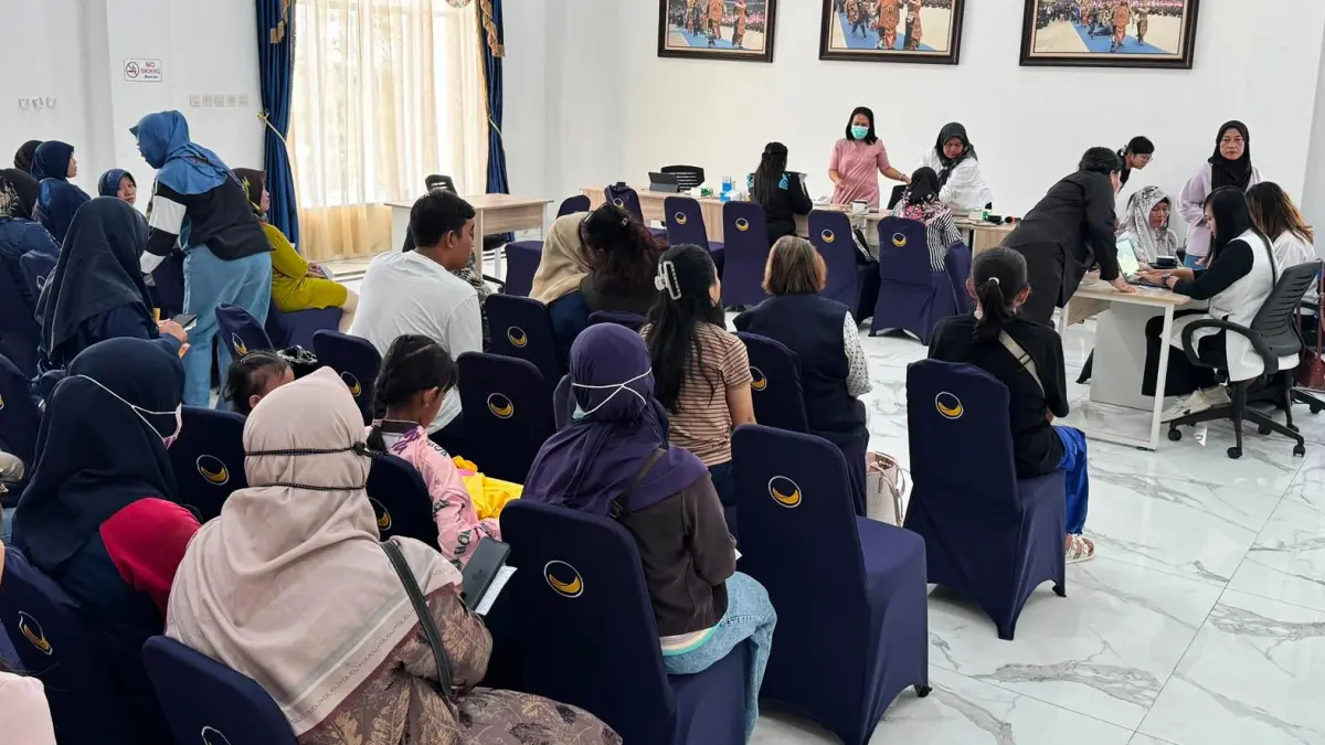 Pemeriksaan kesehatan gratis oleh NasDem. Novia/kaltengpos.jawapos.com