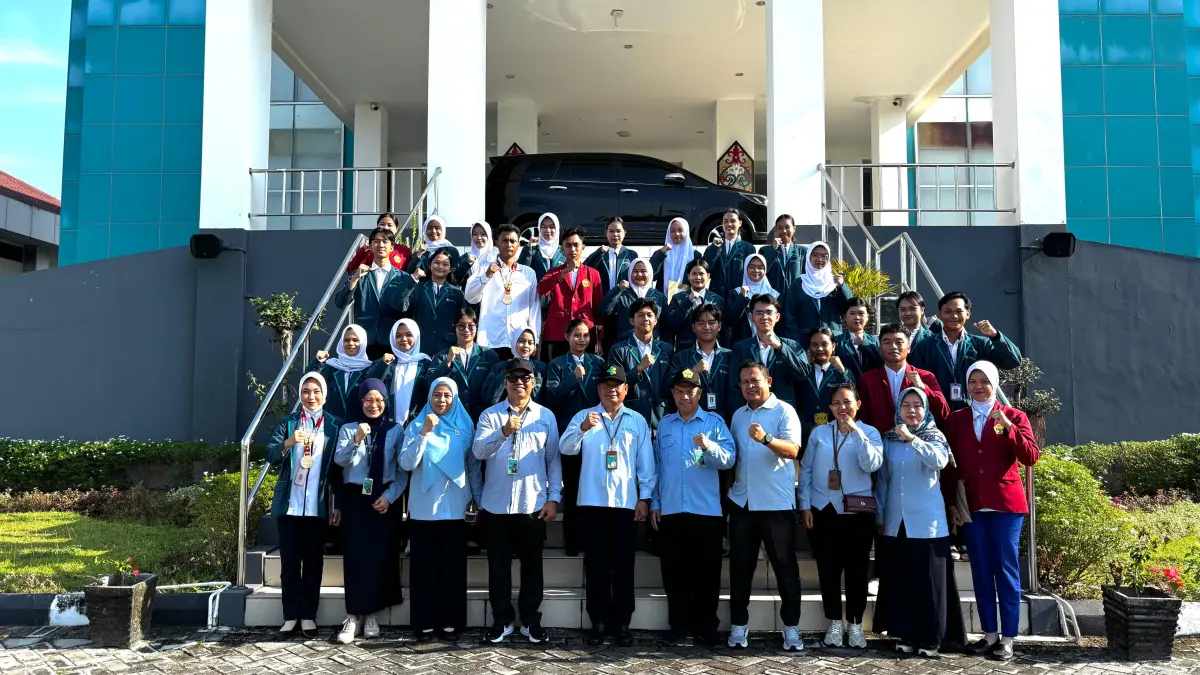 PRESTASI: Direktur Poltekkes Kemenkes Palangka Raya Dr. Agus Wijanarka, S.SiT., M.Kes bersama jajaran pimpinan dan dosen berfoto bersama mahasiswa berpretasi periode Januari-Juni 2026. HUMAS POLTEKKES