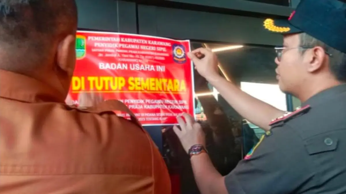 Satpol PP Karang menutup THM.(Facebook)
