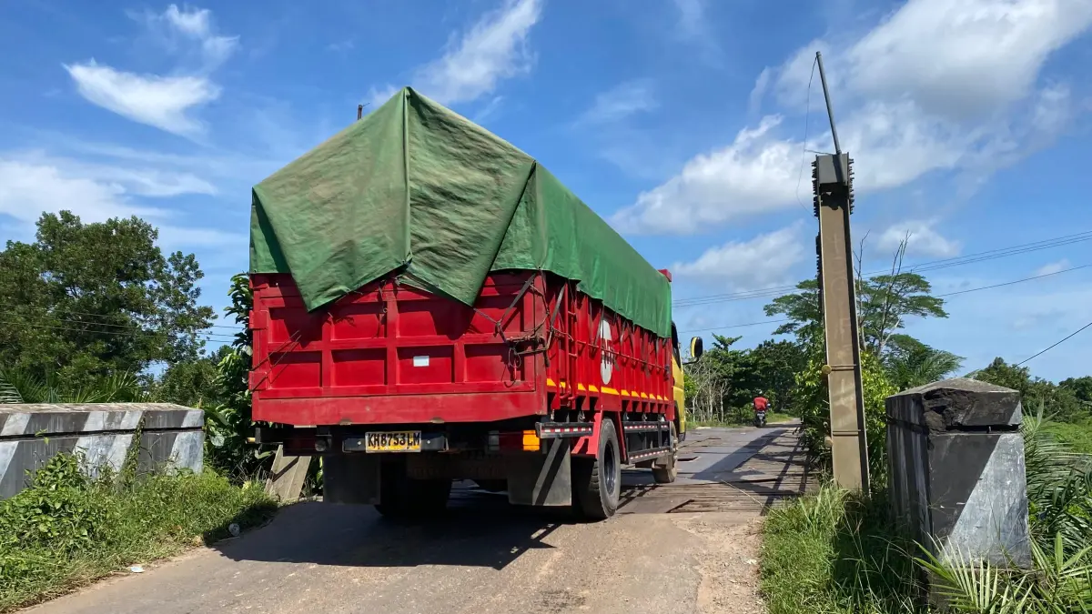 Truk melintasi kota Sampit. Miftah/kaltengpos.jawapos.com