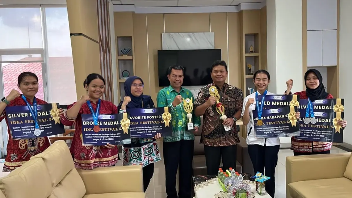 Direktur Direktur Poltekkes Kemenkes Palangka Raya Dr. Agus Wijanarka, S.SiT., M.Kes bersama jajaran pimpinan berfoto dengan mahasiswa beprestasi pada Lomba Idea Fest 5 IPB. 