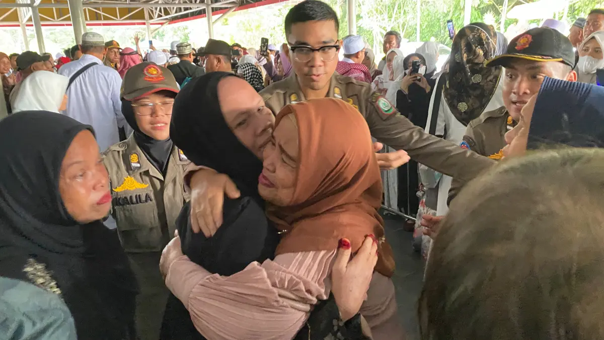 Jemaah haji asal Kotim disambut haru oleh keluarga.(Miftah/kaltengpos.jawapos.com)