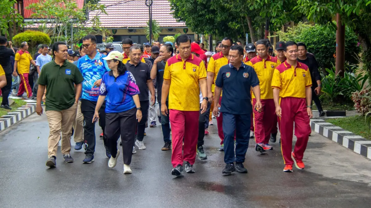 Kebersamaan Polda Kalteng dengan insan pers saat jalan sehat.(Arief Prathama/Kalteng Pos)