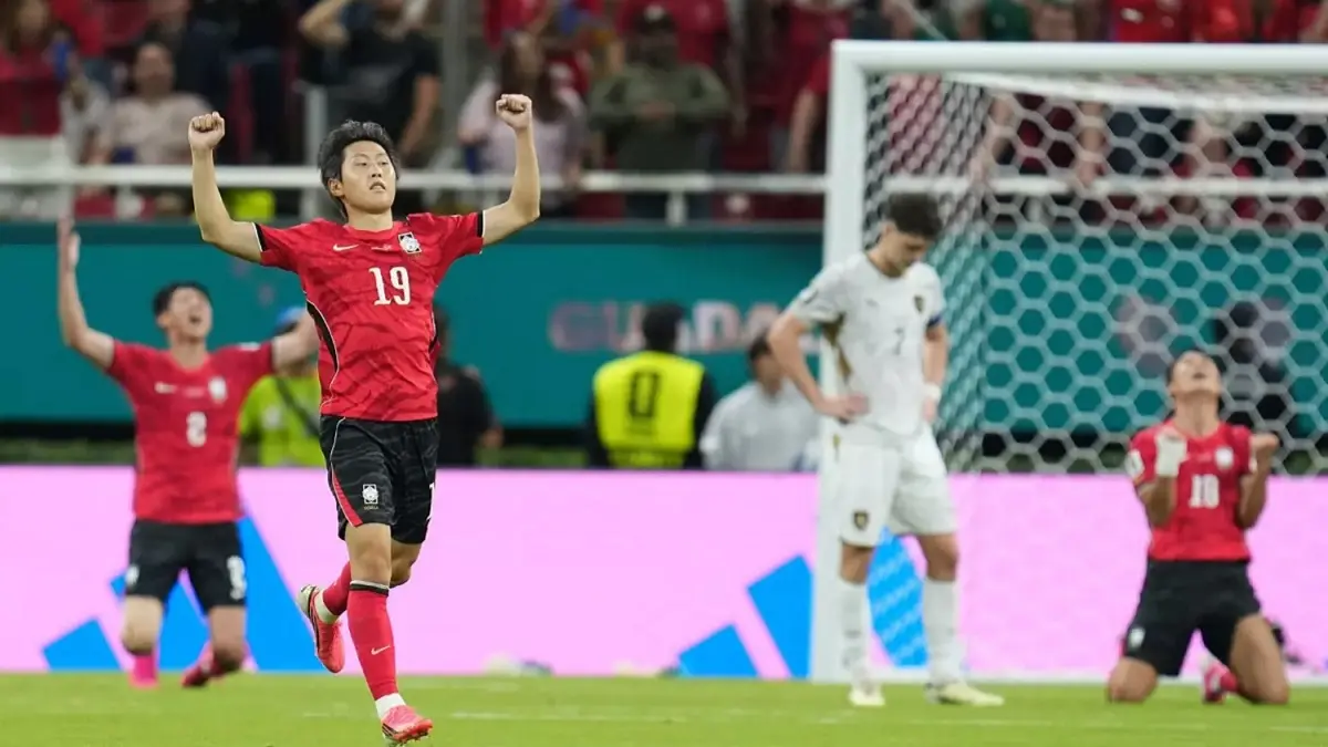 Pemain Korea Selatan Lee Kang-in berselebrasi dengan rekan satu timnya usai mengalahkan Republik Ceko pada laga perdana penyisihan Grup A Piala Dunia 2026 di Estadio Guadalajara, Meksiko, Jumat (12/6/2026) pagi WIB. (Sumber: AP/PTI) 