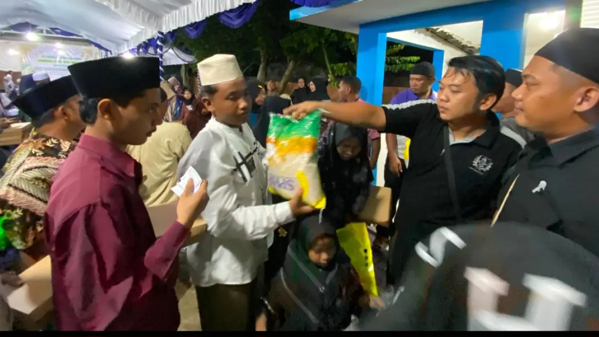 PT Kemilau Makmur Abadi berbagi sembako di acara pengajian dan doa jelang tahun baru Islam.(Humas)