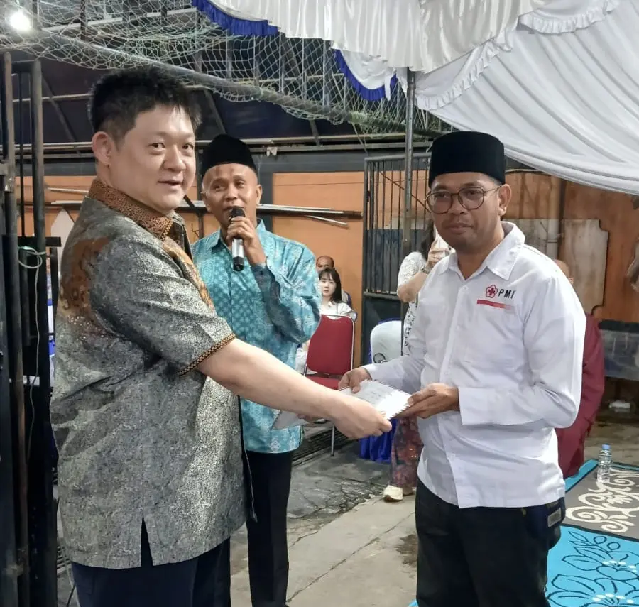 PT Kemilau Makmur Abadi Jonathan Ing Ismail memberikan bantuan.