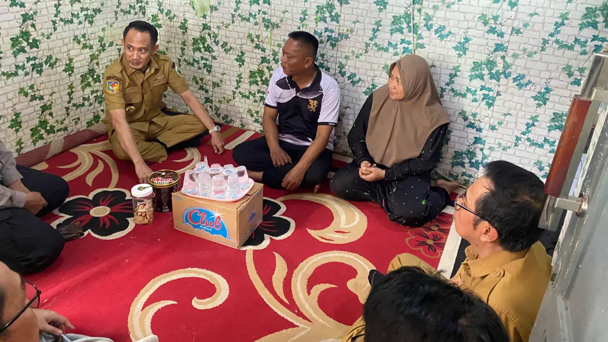 Fairid Naparin melayat ke rumah duka kecelakaan Jalan Lele.(Kamila/Kalteng Pos)