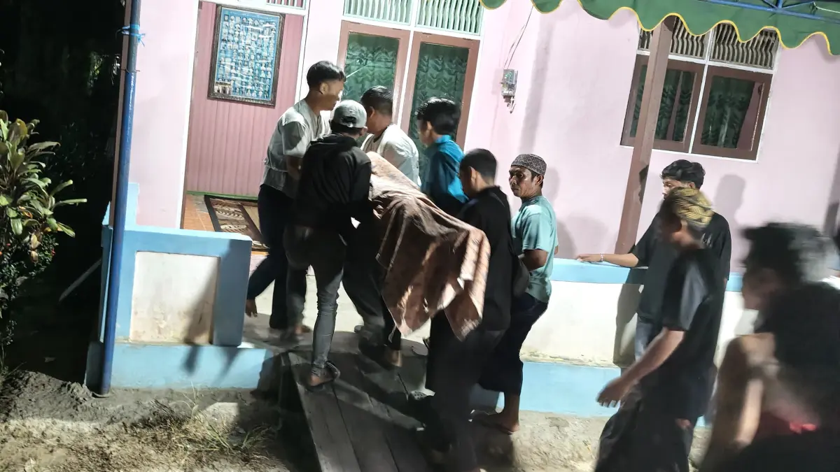 Jenazah pemuda minum racun dievakuasi.(Humas)