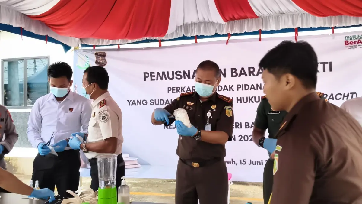 Kepala Kejaksaan Negeri Barito Utara bersama jajaran forkopimda saat melaksanakan pemusnahan barang haram.(Reno/Kalteng Pos)