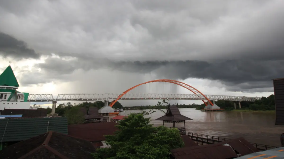 Kondisi cuaca di langit Palangka Raya.(Agus Pramono/kaltengpos.jawapos.com)
