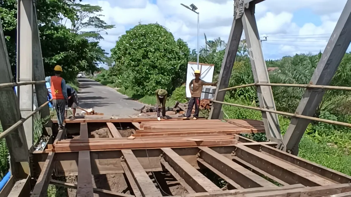 Perbaikan Jembatan Patah di Jalan Kapten Mulyono.(Miftah/kaltengpos.jawapos.com)
