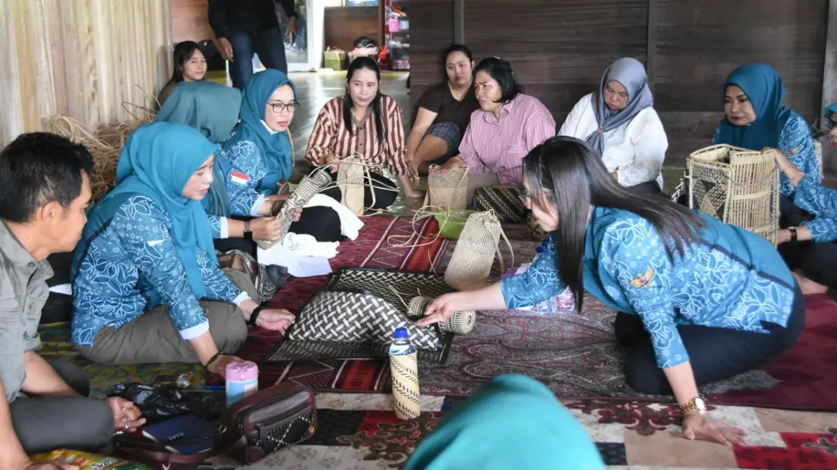 Rombongan GP PKK Barito Utara &nbsp;mengunjungi para pengrajin Anyaman rotan di Desa Tambaba, Kecamatan Gunung Purei, Minggu.