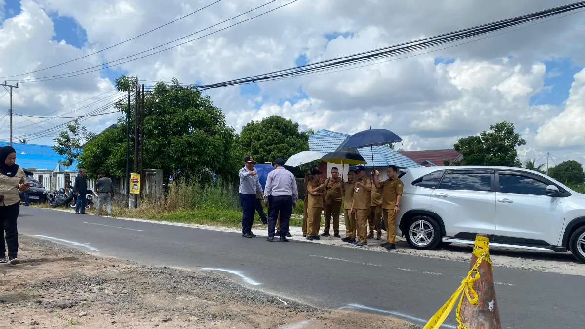 Wali Kota Fairid Naparin cek kondisi Jalan Lele yang menelan korban jiwa.(Kamila/Kalteng Pos)
