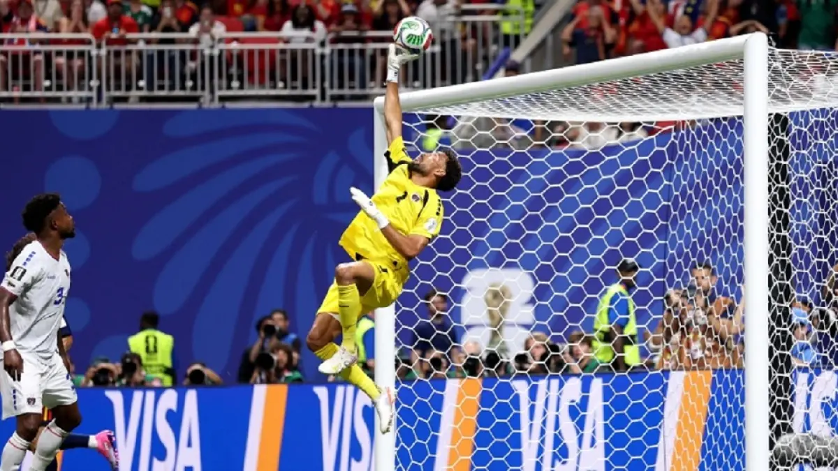 Keberhasilan Cape Verde menahan imbang 0-0 raksasa sepak bola Spanyol tak lepas dari kontribusi besar sosok Vozinha. Penampilan apik kiper berusia 40 tahun itu membuat para pemain La Furia Roja taka mampu mencetak satu gol pun di laga itu. (Sumber: Maddie Meyer/FIFA via Getty Images)