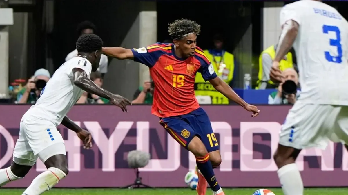 Wonderkid Spanyol Lamine Yamal diturunkan pada babak kedua dalam laga kontra Cape Verde di Atlanta Stadium, Amerika Serikat, Senin (15/6) malam WIB. Meski gagal membawa timnya meraih kemenangan, winger Barcelona itu justru mencetak sejarah di laga ini. (Sumber: AP Photo/Mike Stewart)
