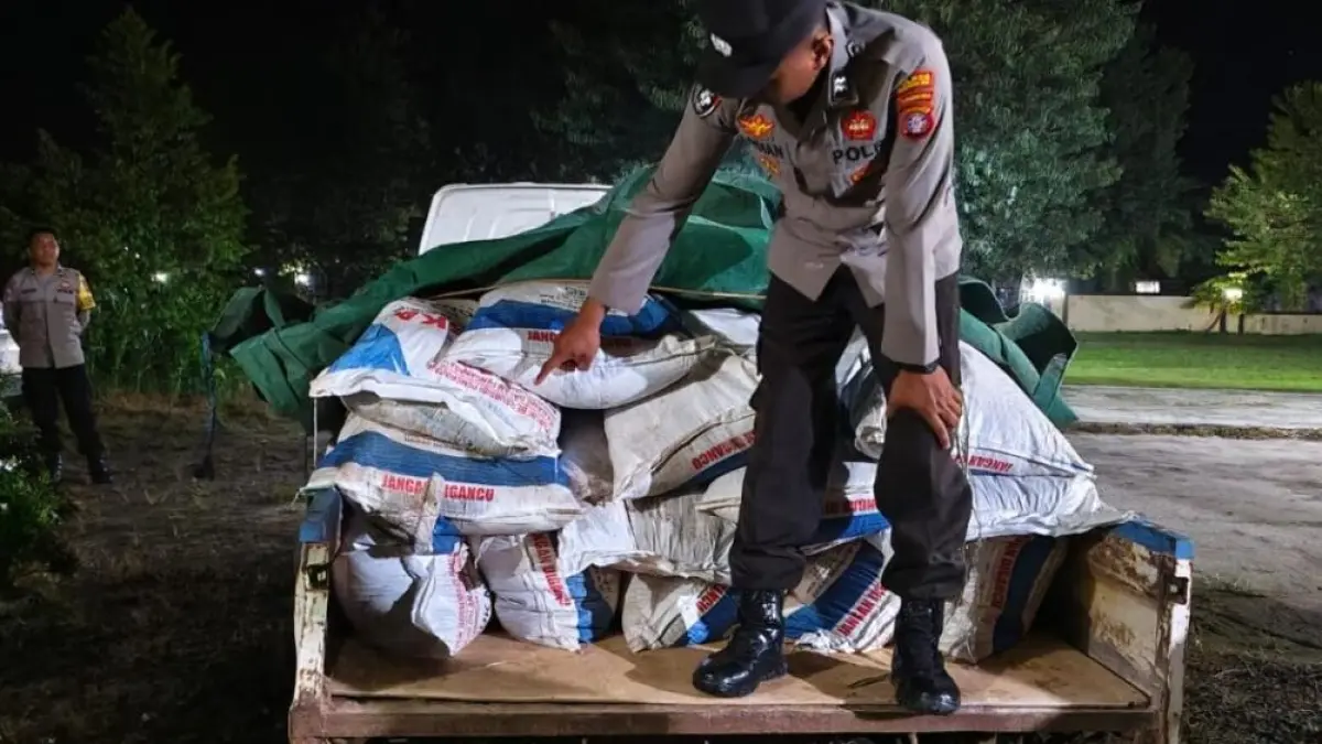 Barang bukti pupuk diamankan polisi. Humas