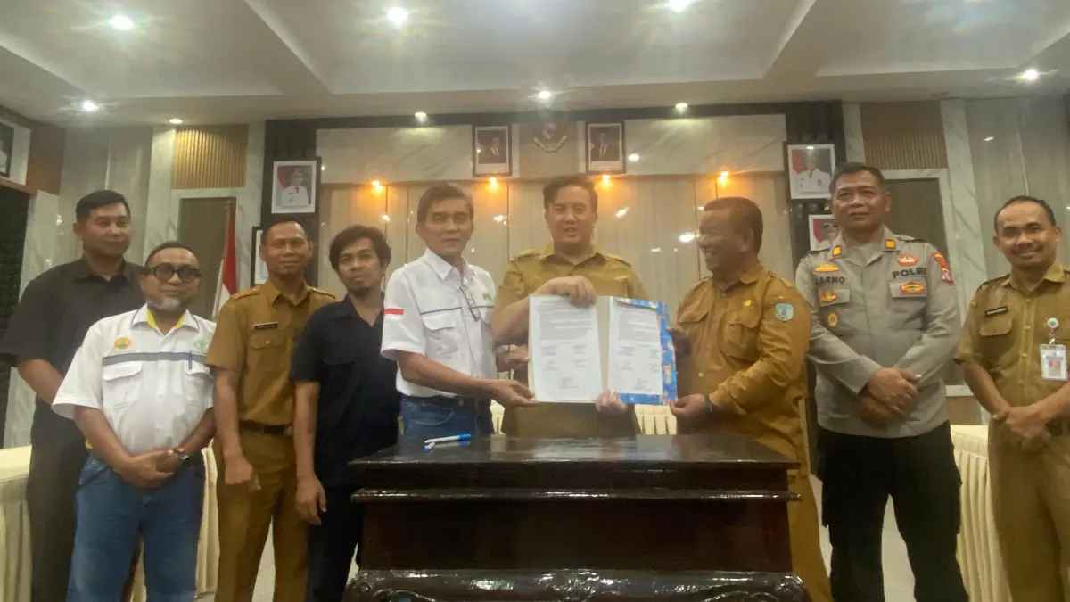 Bupati Lamandau sebagai penengah berhasil menyelesaikan perkara perusahaan dengan warga.(Ruslan/Kalteng Pos)
