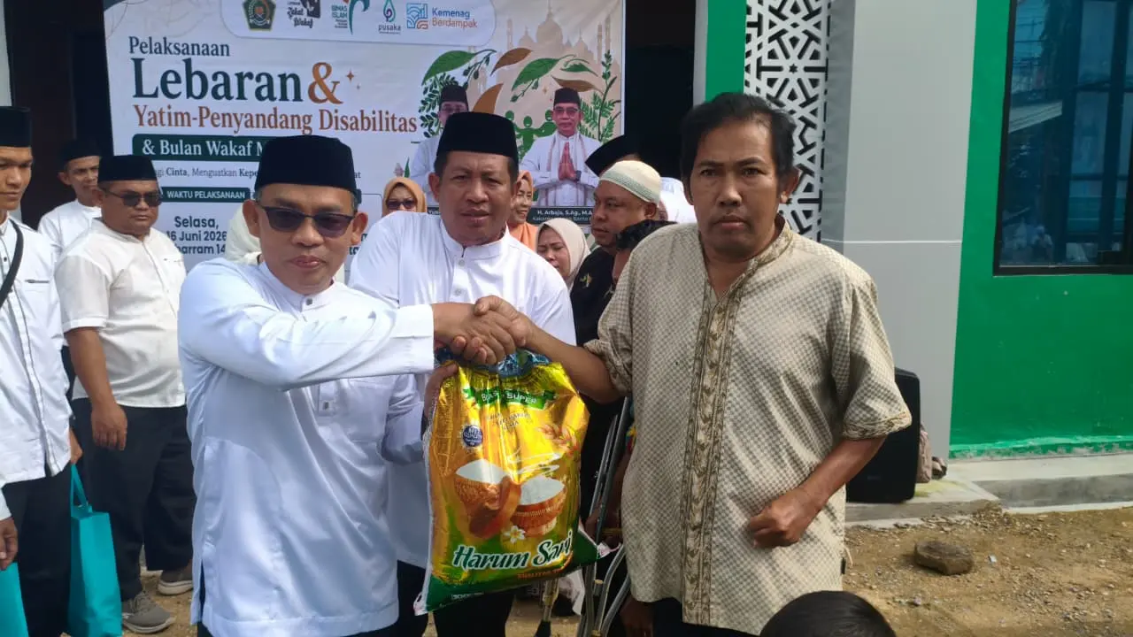 Kepala Kemenag Barito Utara saat menyerahkan bingkisan pada pelaksanaan Santunan Bertajuk Lebaran Yatim Piatu-Penyandang Disabilitas serta Pawai untuk memeriahkan Tahun Baru Islam 1448 H. Reno/Kalteng Pos