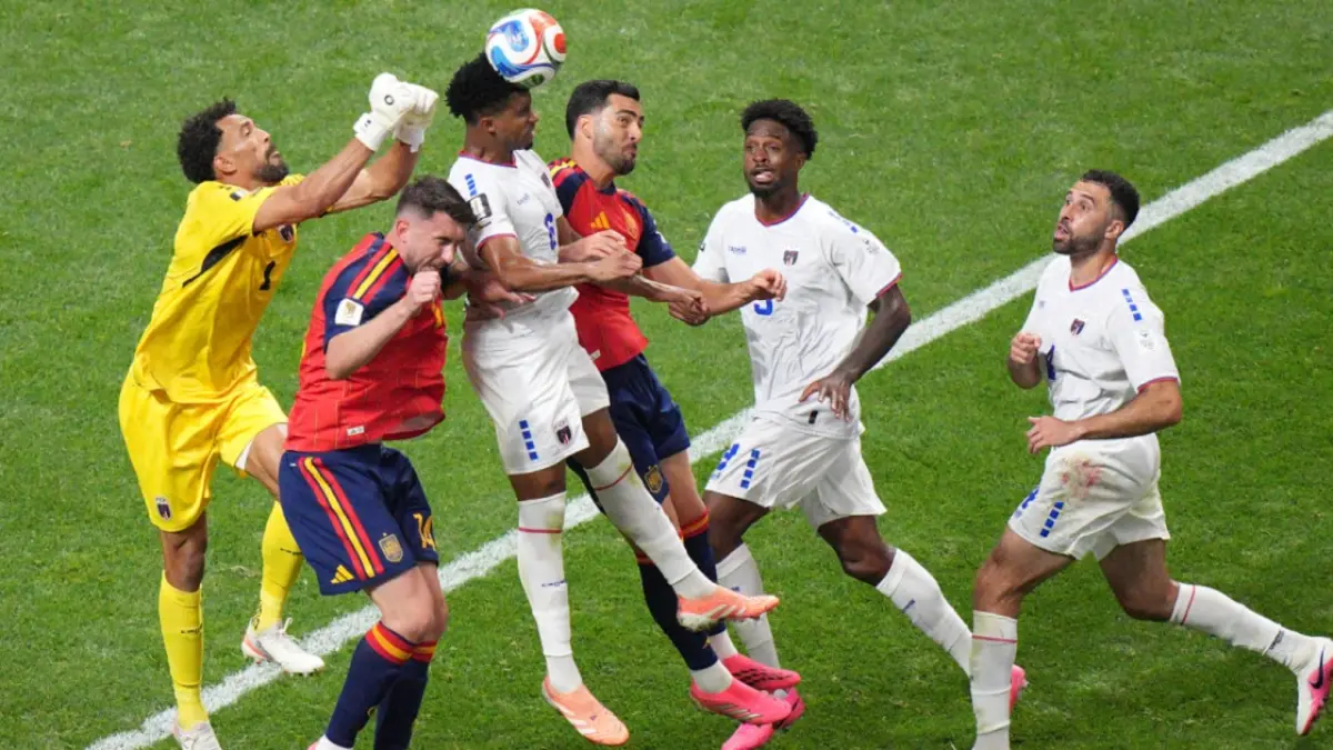 Laga perdana penyisihan Grup H Piala Dunia 2026 antara Spanyol vs Cape Verde berakhir imbang 0-0 di Stadion Atlanta, Amerika Serikat, Senin (15/6) malam WIB. Pertahanan rapat dan penampilan gemilang kiper Cape Verde, Vozinha, membuat anak asuh Luis de la Fuente tak mampu mencetak satu gol pun. (Sumber: AP photos)