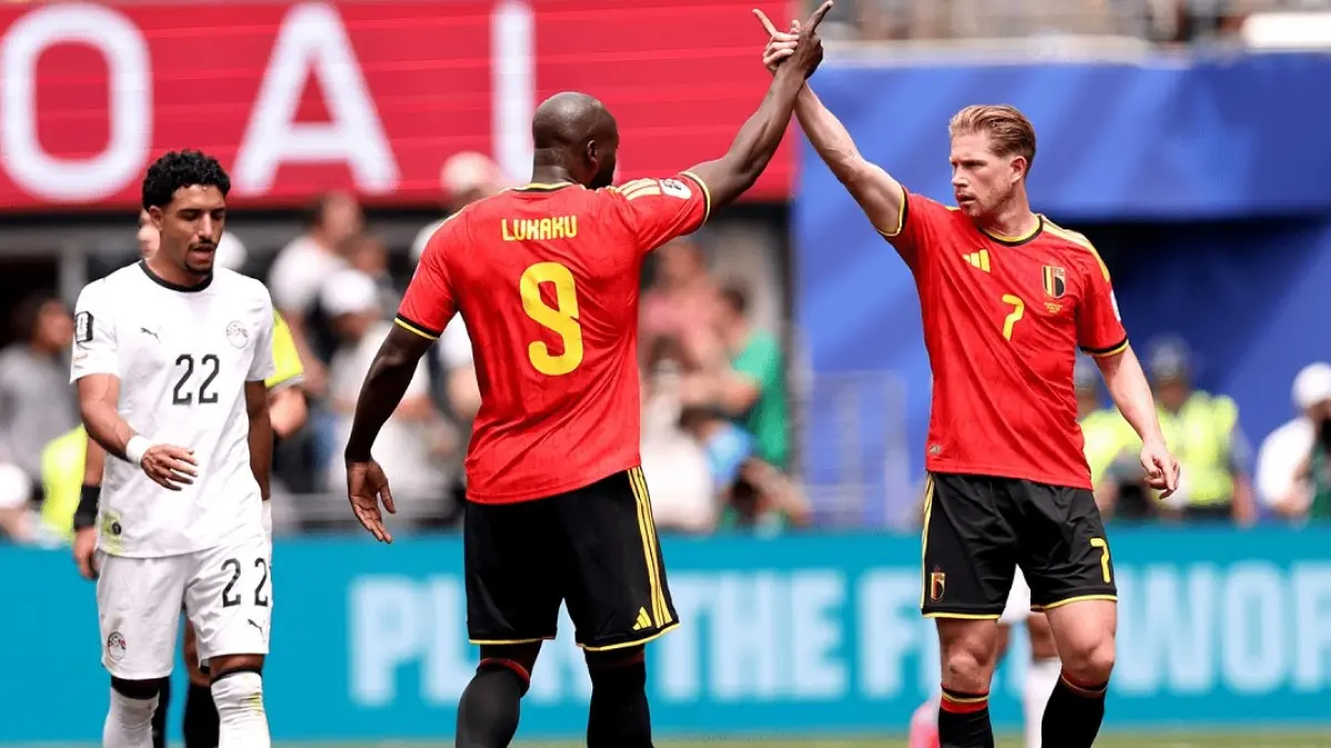 Penyerang Belgia Romelu Lukaku dan Kevin De Bruyne berselebrasi usai timnya menyamakan kedudukan dalam laga kontra Mesir pada penyisihan Grup G Piala Dunia 2026 di Seattle, Selasa (16/6) dini hari WIB. (Sumber: theanalyst.com)