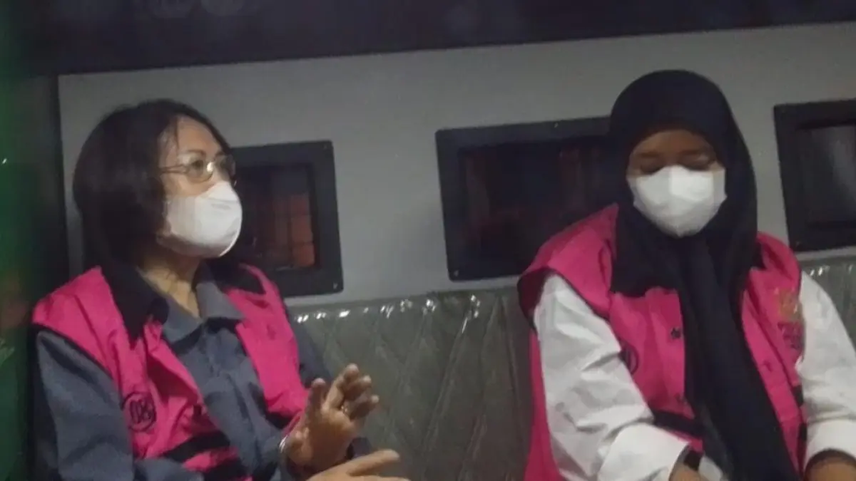 Prof Yetri Ludang (kiri) ditahan Kejaksaan Negeri Palangka Raya. Agus Jaya