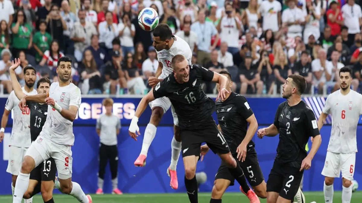 Timnas Iran dan Selandia Baru harus puas berbagi poin usai bermain imbang 2-2 pada laga perdana penyisihan Grup G Piala Dunia 2026 di Sofi Stadium, Inglewood, Amerika Serikat, Selasa (16/6) pagi WIB. (Sumber: Reuters)