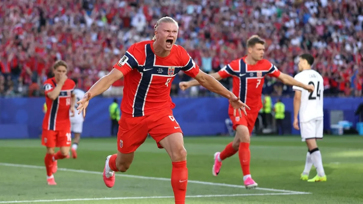 Timnas Norwegia berhasil mengamankan tiga poin perdana usai menang telak 4-1 atas wakil Asia Irak dalam laga pembuka penyisihan Grup I Piala Dunia FIFA 2026 di Stadion Gillette, Foxborough, Rabu (17/6) dini hari WIB. Erling Haaland menyumbang dua gol untuk timnya di pertandingan tersebut. (Sumber: Justin Setterfield/Getty Images North America/Getty Images via AFP)