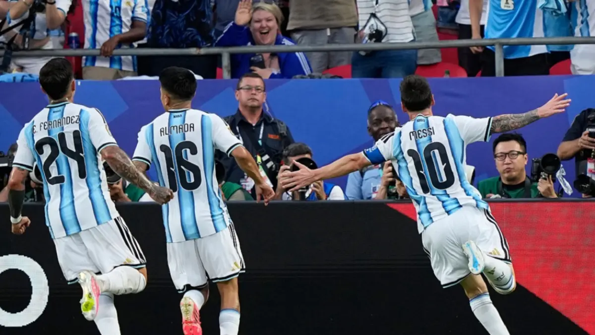 Timnas Argentina meraih hasil positif pada laga perdana penyisihan Grup J Piala Dunia FIFA 2026 usai menang 3-0 atas Aljazair di Kansas City Stadium, Rabu (17/6/2026) pagi WIB. Megabintang Lionel Messi sukses memborong tiga gol melalui hat-trick sensasionalnya di laga ini. (Sumber: AP Photo/Charlie Riedel)