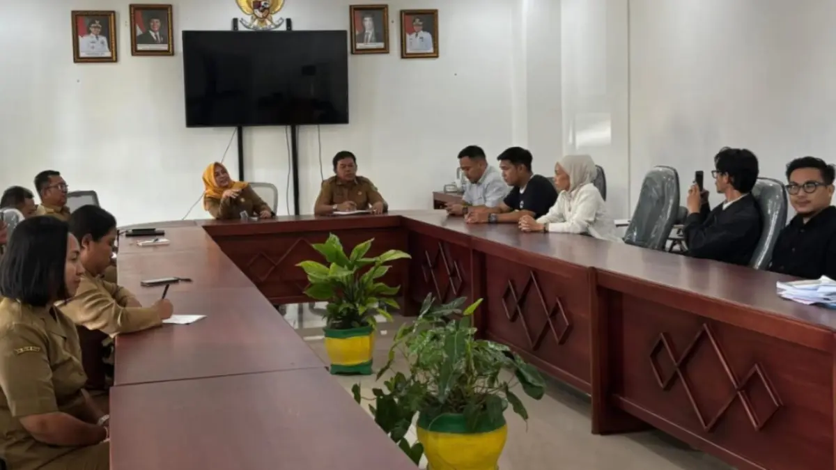Kepala Bapenda Kota Palangka Raya, Emi Abriyani (tengah kiri) bertemu owner Toko Kopi Bumi Andika Dwi Octavianto.(Rifqi/Kalteng Pos)