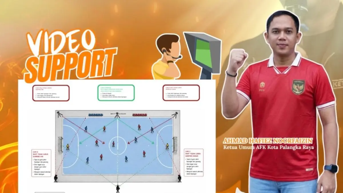 Ketua AFK Palangka Raya, Hafiez menunjukan denah sistem VAR pada Futsal.
