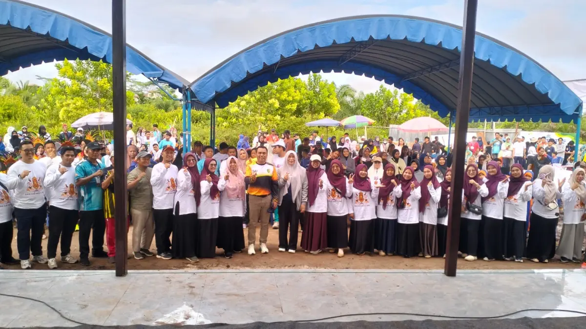 MILAD KE-21 : Wakil Walikota Palangka Raya H Achmad Zaini, Pembinan Yayasan Al-Qanita, Ustaz Febri Sugianto, bersama para guru, siswa dan orang tua, serta warga berfoto bersama, Selasa (16/6/2026). Ismail/Kaltengpos.jawapos.com