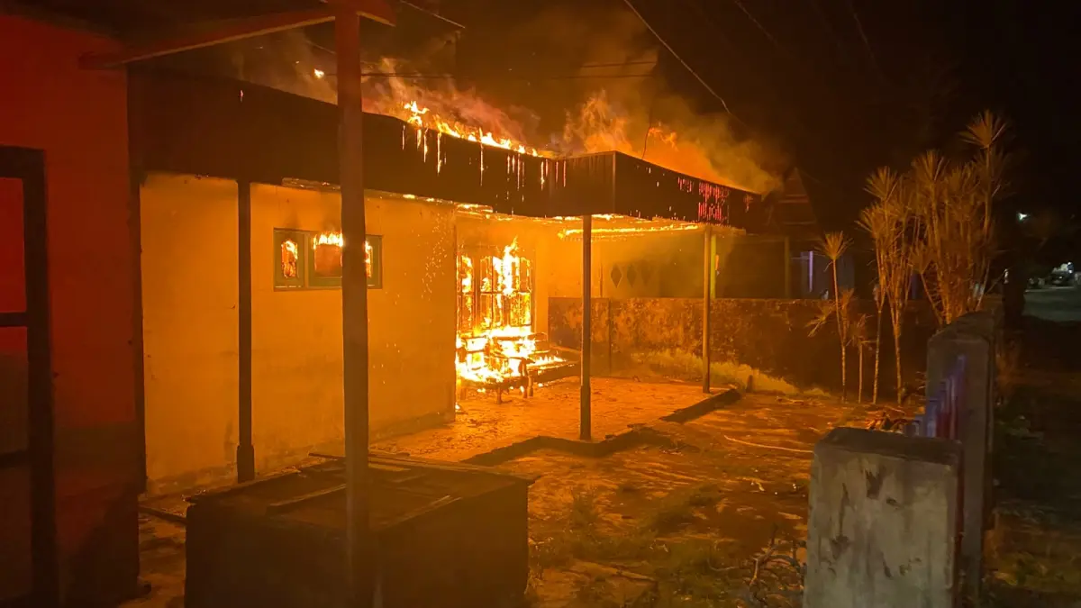 Rumah terbakar di Kuala Pembuang.(Damkar)