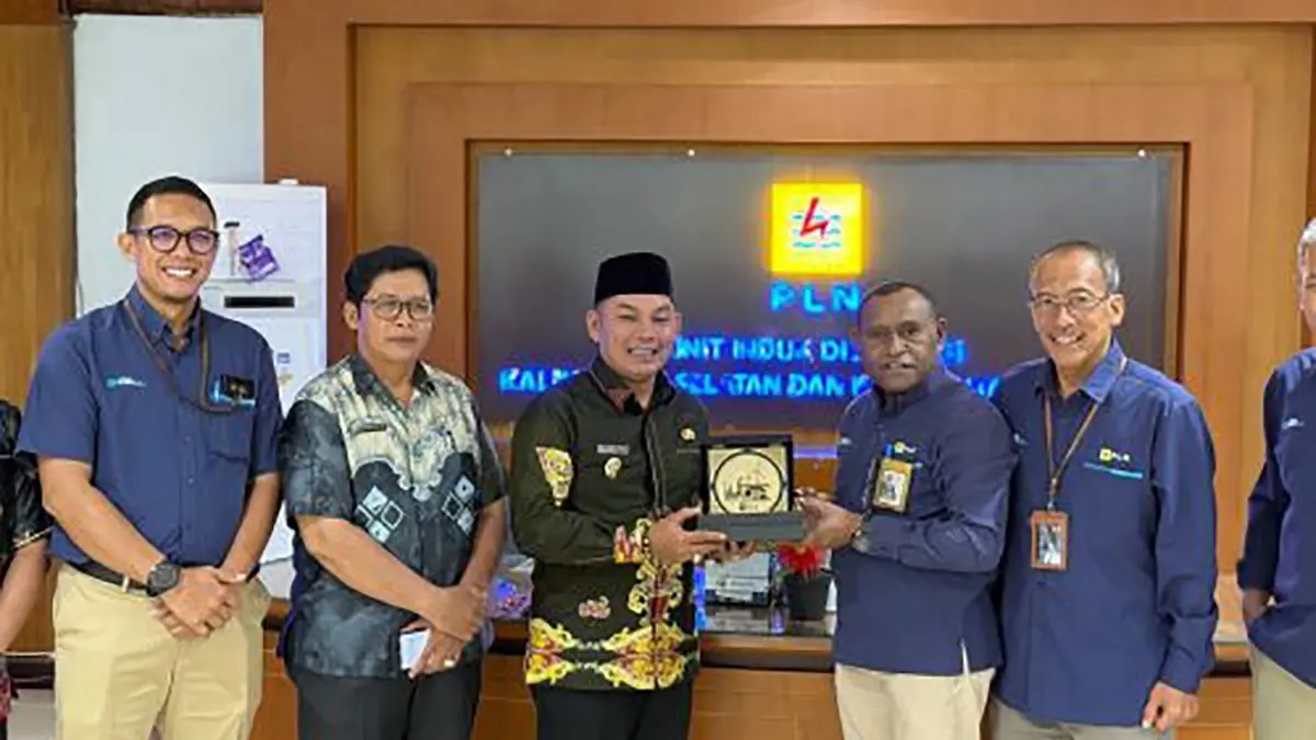 Wabup Mura, Rahmanto Muhidin (tiga dari kiri) bersama PLN mempercepat program kelistrikan.(Humas)