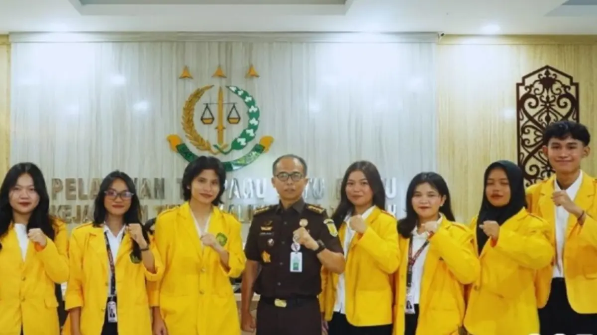 Asintel Kejati Kalteng, Hendri Hanafi, S.H., M.H menyambut kedatangan pengurus BEM UPR. (Penkum)