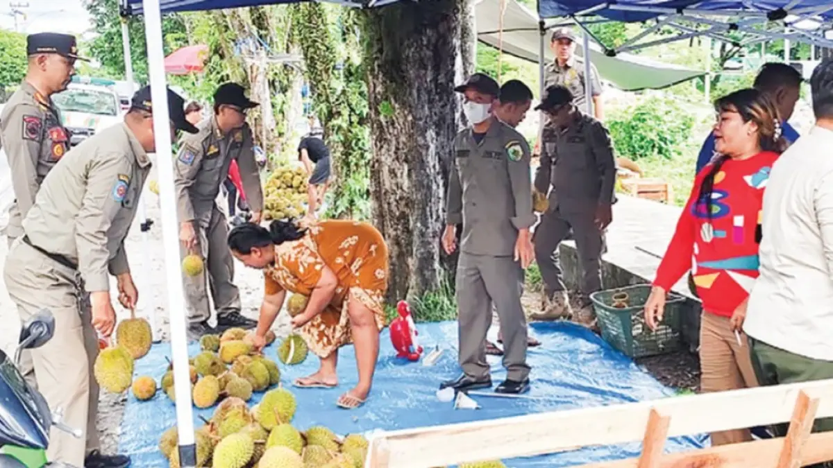 Kabid Tibum Satpol PP Kota Palangka Raya Ginanjar Adi Nugroho bersama anggota saat menertibkan penjual buah dadakan.(Wudi)