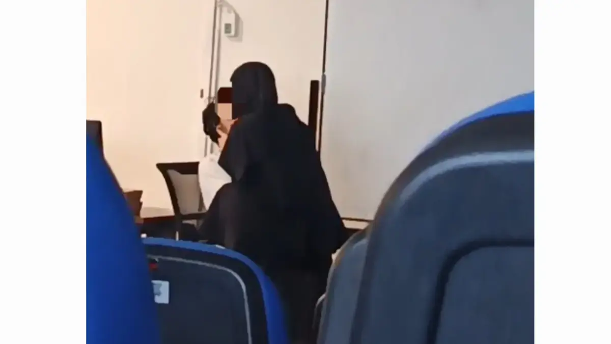 Kedua mahasiswa yang diduga berbuat mesum di GKB Unair Surabaya.(Screenshoot)
