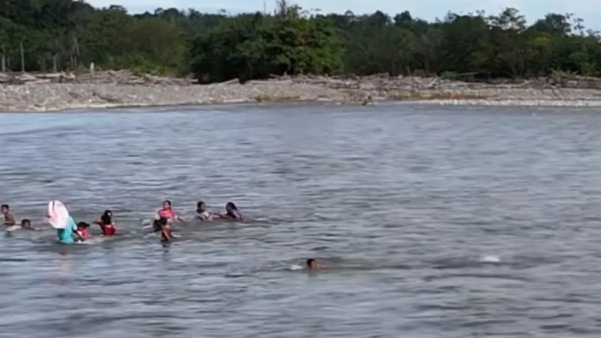Pelajar menyeberangi sungai untuk bisa sampai ke sekolah.&nbsp;(YouTube)