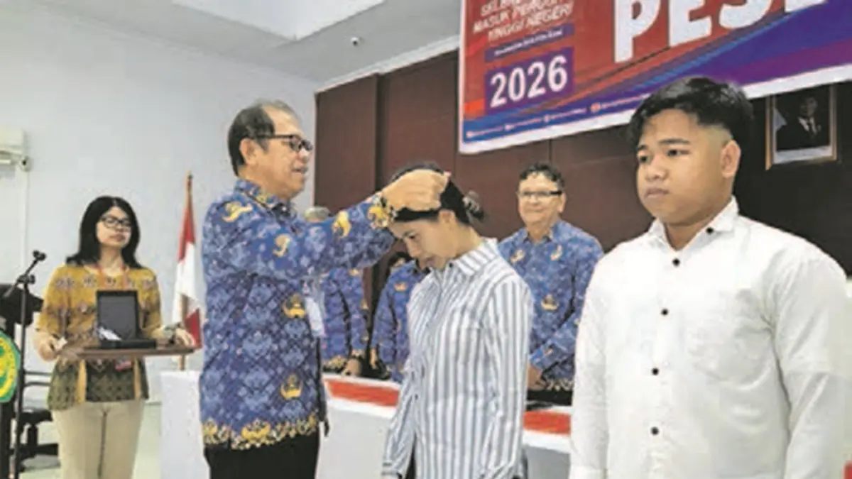 Rektor UPR Prof Dr Ir Salampak MS IPU mengalungkan kokarde pada peserta.(Humas)