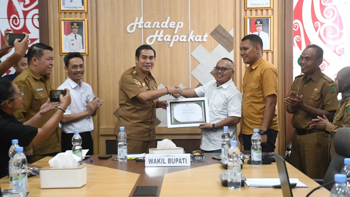 Wakil Bupati Pulang Pisau H. Ahmad Jayadikarta saat rapat bersama BPJS Kesehatan dan perwakilan perusahaan.(Humas)
