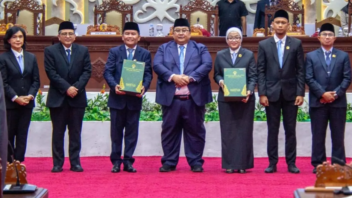 Gubernur Kalteng H Agustiar Sabran dan pimpinan dewan menerima dokumen LHP BPK RI atas LKPD Tahun Anggaran 2025.(Arief Prathama/Kalteng Pos)