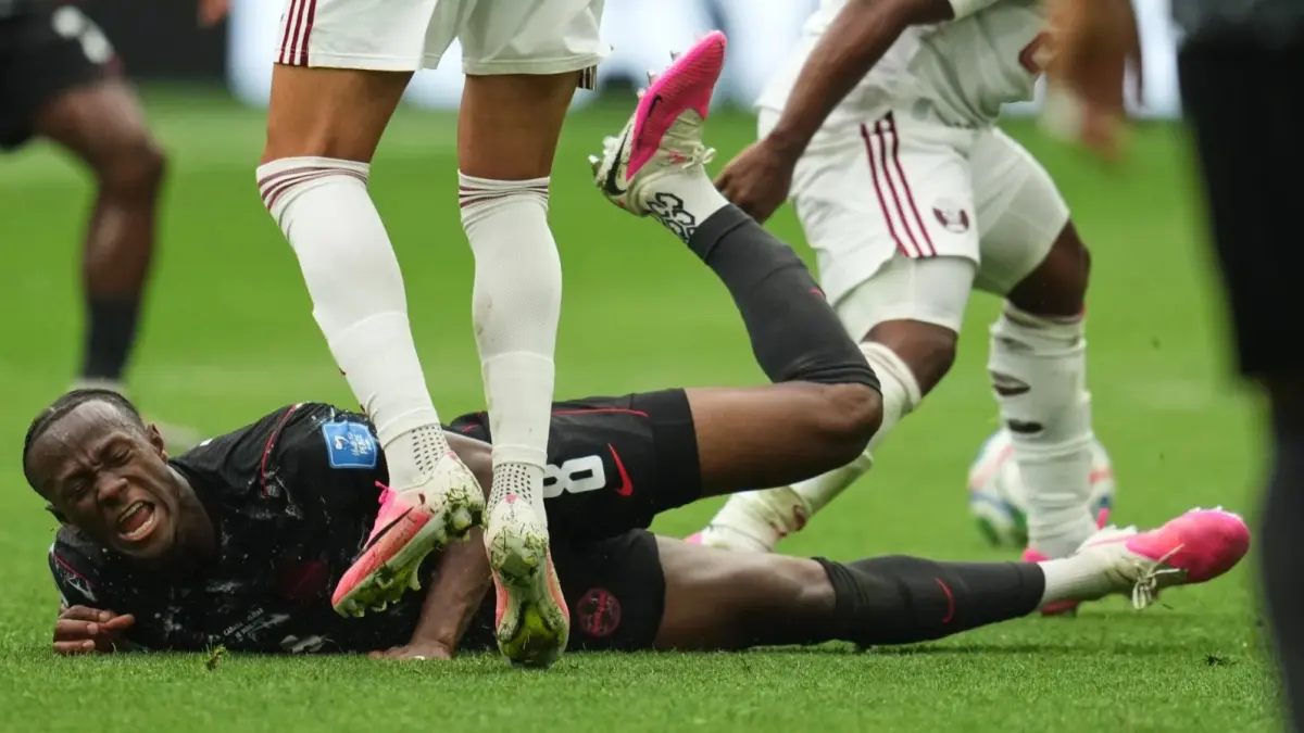 Ismael Kone cedera parah saat Kanada bertemu Qatar.(AP)