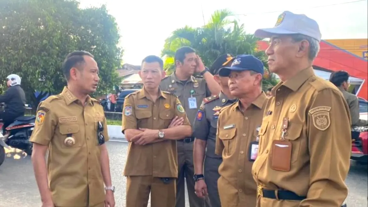 Kepala DPMPTSP Kota Palangka Raya, Vallery Budianto dampingi Wali Kota Palangka Raya, Fairid Naparin saat tinjau perapian kabel. (Kamila/Kalteng Pos)