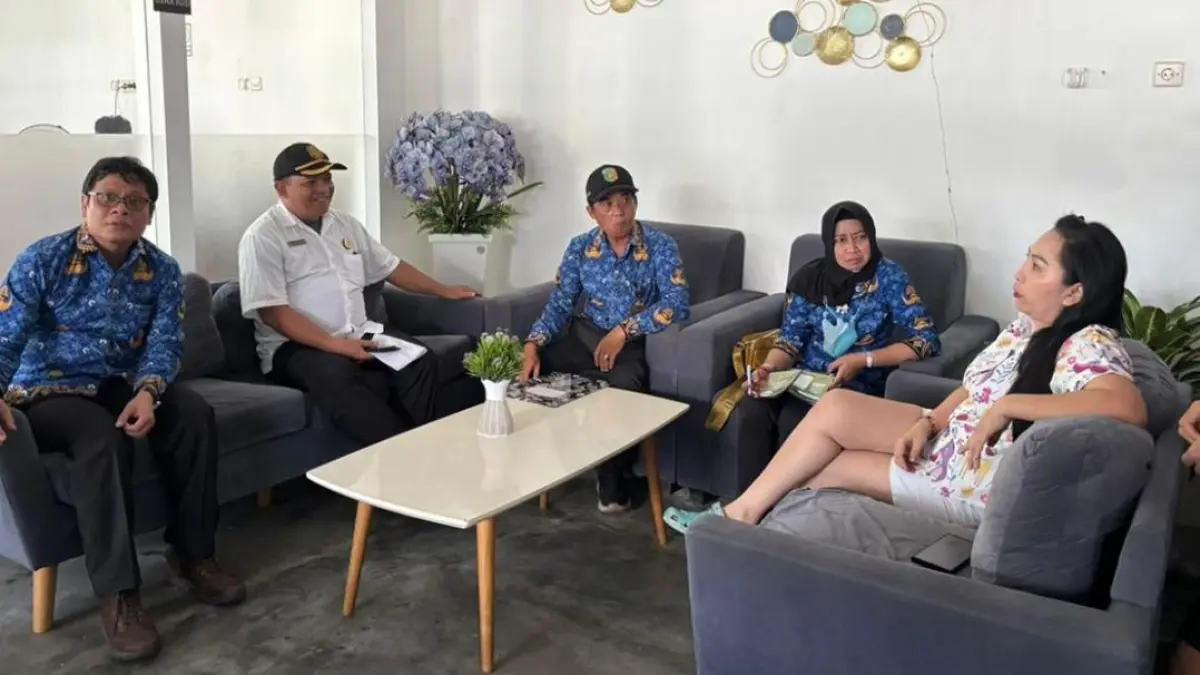 Petugas Bapenda Kota Palangka Raya melakukan sidak dan pendataan terhadap pelaku usaha yang belum terdaftar sebagai wajib pajak.(Kamila/Kalteng Pos)