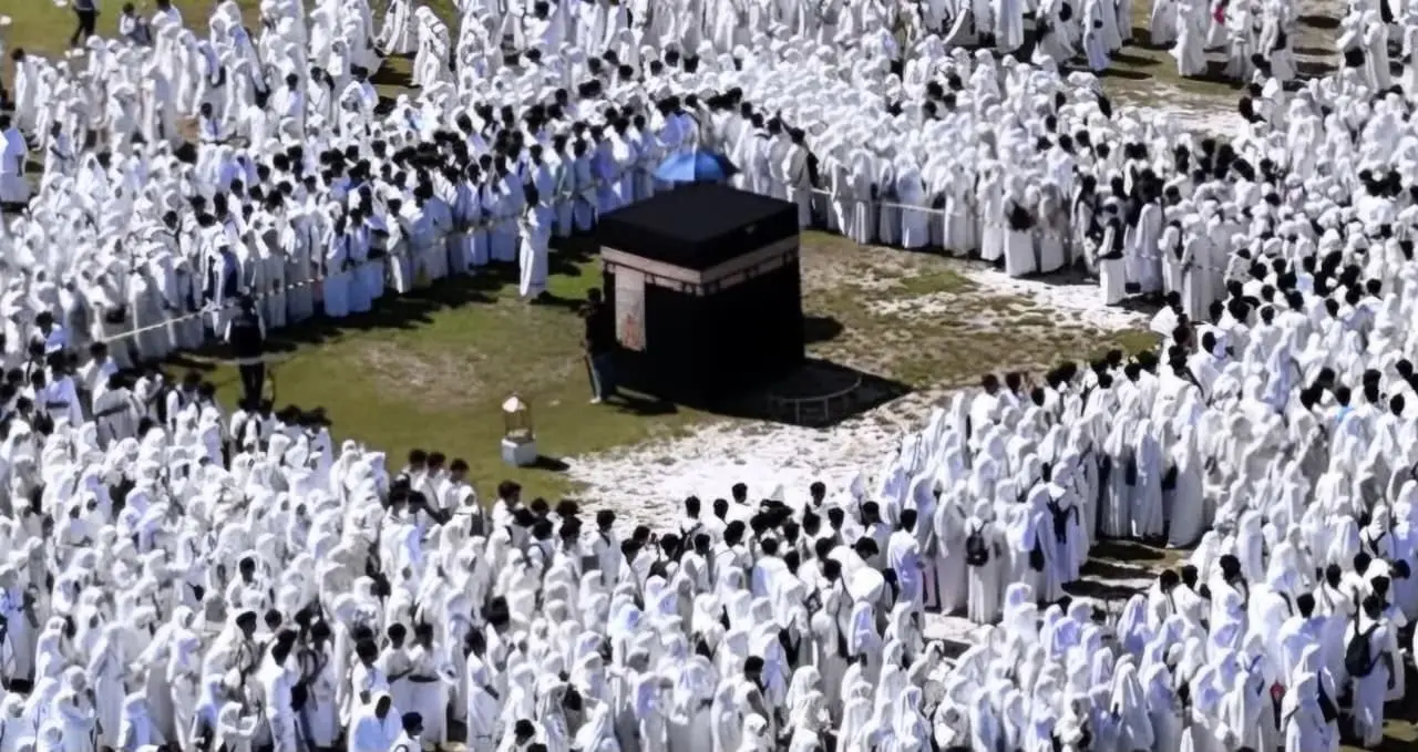 PRAKTIK MANASIK: Sejumlah mahasiswa UIN Palangka Raya mengenakan pakaian ihram saat mengikuti rangkaian praktik manasik haji, Jumat (19/6). Kegiatan ini menjadi bagian dari upaya penguatan pemahaman ibadah haji sekaligus mengantarkan UIN Palangka Raya meraih Rekor MURI kategori Manasik Haji oleh Mahasiswa Terbanyak di Indonesia.