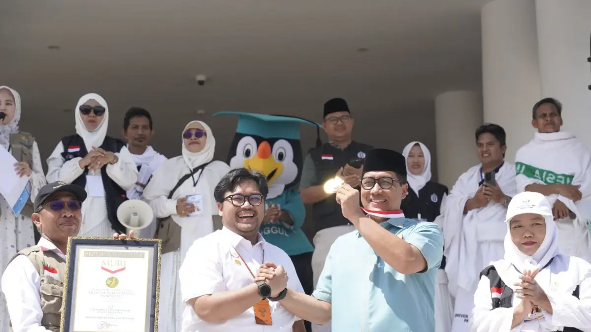 TERIMA PENGHARGAAN: Rektor UIN Palangka Raya Prof. Dr. Ahmad Dakhoir menerima piagam penghargaan Rekor MURI yang diserahkan perwakilan MURI usai pelaksanaan manasik haji mahasiswa, Sabtu (20/6). Penghargaan tersebut diberikan atas keberhasilan UIN Palangka Raya menyelenggarakan manasik haji dengan peserta terbanyak di Indonesia.