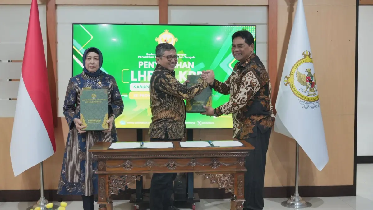 Bupati Barito Utara H Shalahuddin ST MT bersama Ketua DPRD Barito Utara, Hj Merry Rukaini M IP, menerima dokumen LPH yang diserahkan oleh Kepala BPK RI Perwakilan Kalteng M Ali Ansyar.(Humas)