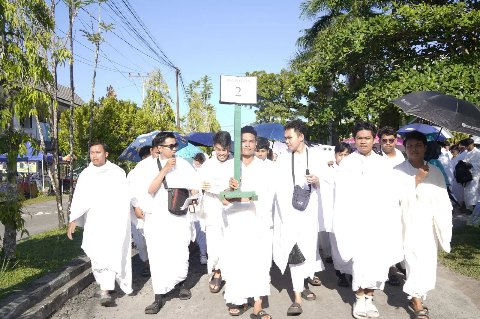 PECAHKAN REKOR: Sebanyak 1.675 mahasiswa mengikuti simulasi tawaf mengelilingi replika Ka’bah dalam kegiatan manasik haji yang digelar UIN Palangka Raya. Jumlah peserta tersebut melampaui target awal dan resmi tercatat sebagai Rekor MURI untuk kategori Manasik Haji oleh Mahasiswa Terbanyak di Indonesia.