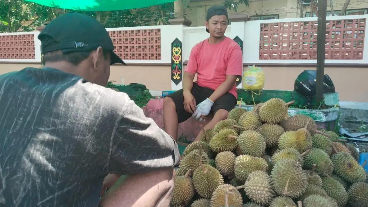 Durian Kalbar dijual di Sampit.(Miftah/kaltengpos.jawapos.com)
