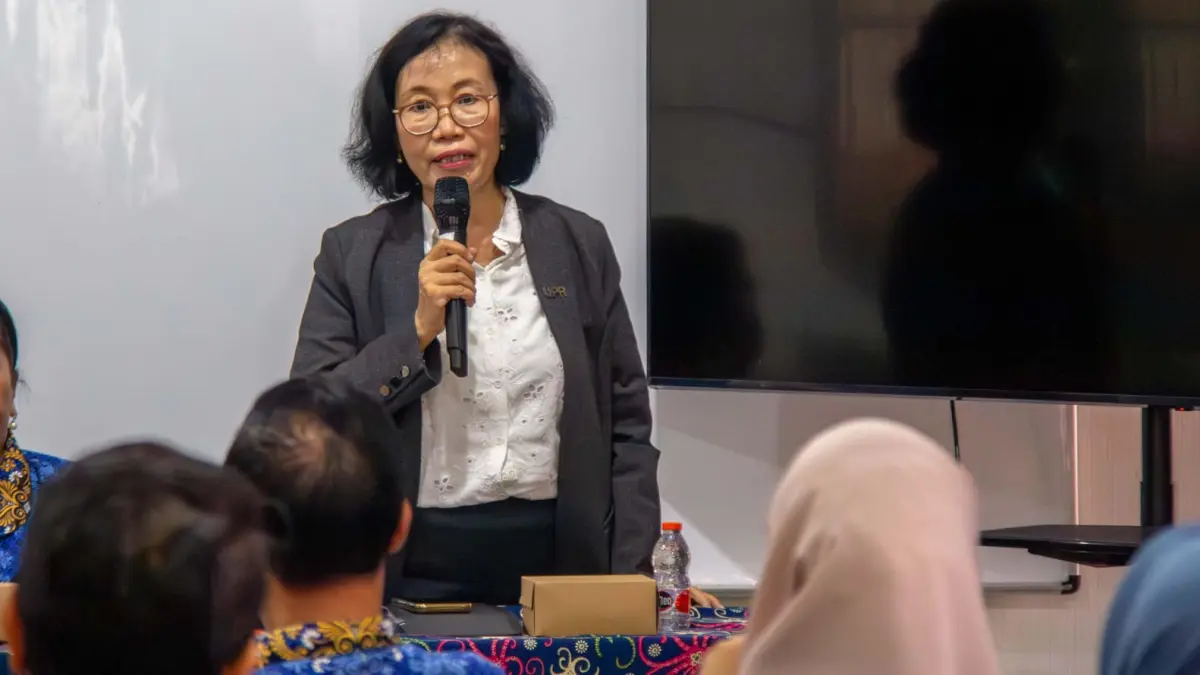 Prof. Dr. Liswara Neneng, S.Pd., M.Si memaparkan visi besar di FEB UPR.(Arief Prathama/Kalteng Pos)